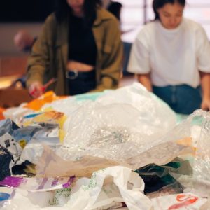 Moda sostenible: crea tu accesorio reciclando plástico