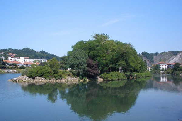 Irun_-_Isla_de_los_Faisanes_sobre_el_río_Bisasoa_01